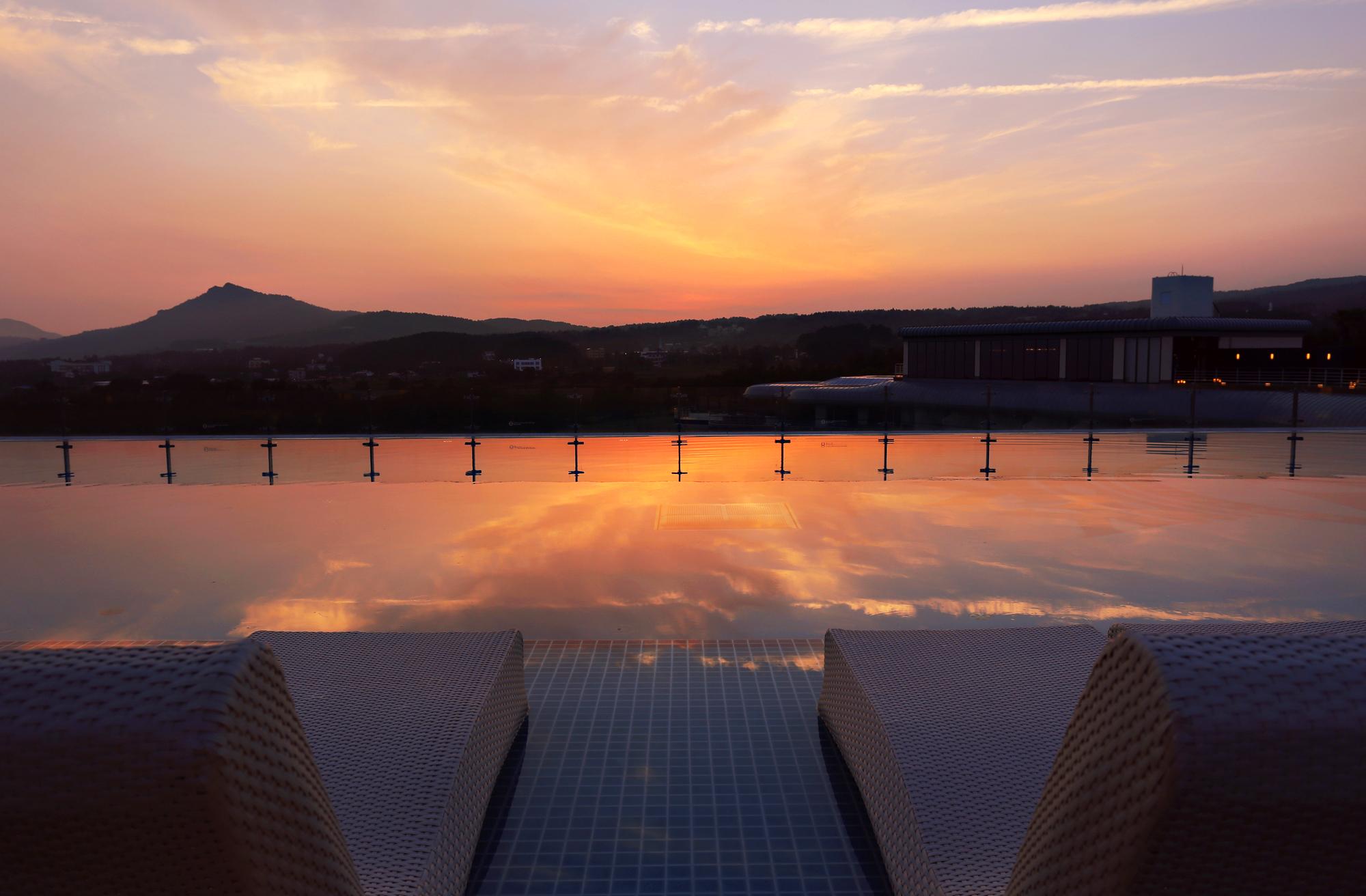 Kensington Jeju Hotel Buitenkant foto The Sunken Garden