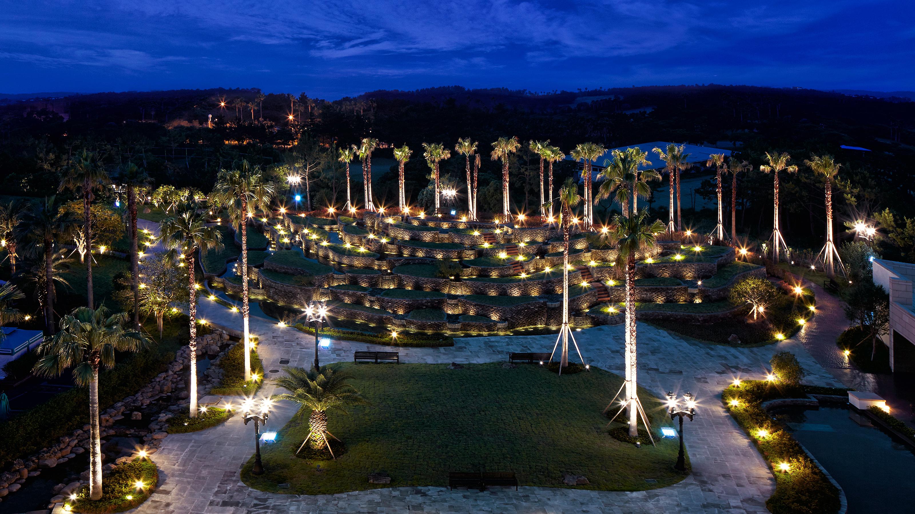 Kensington Jeju Hotel Buitenkant foto The resort at night