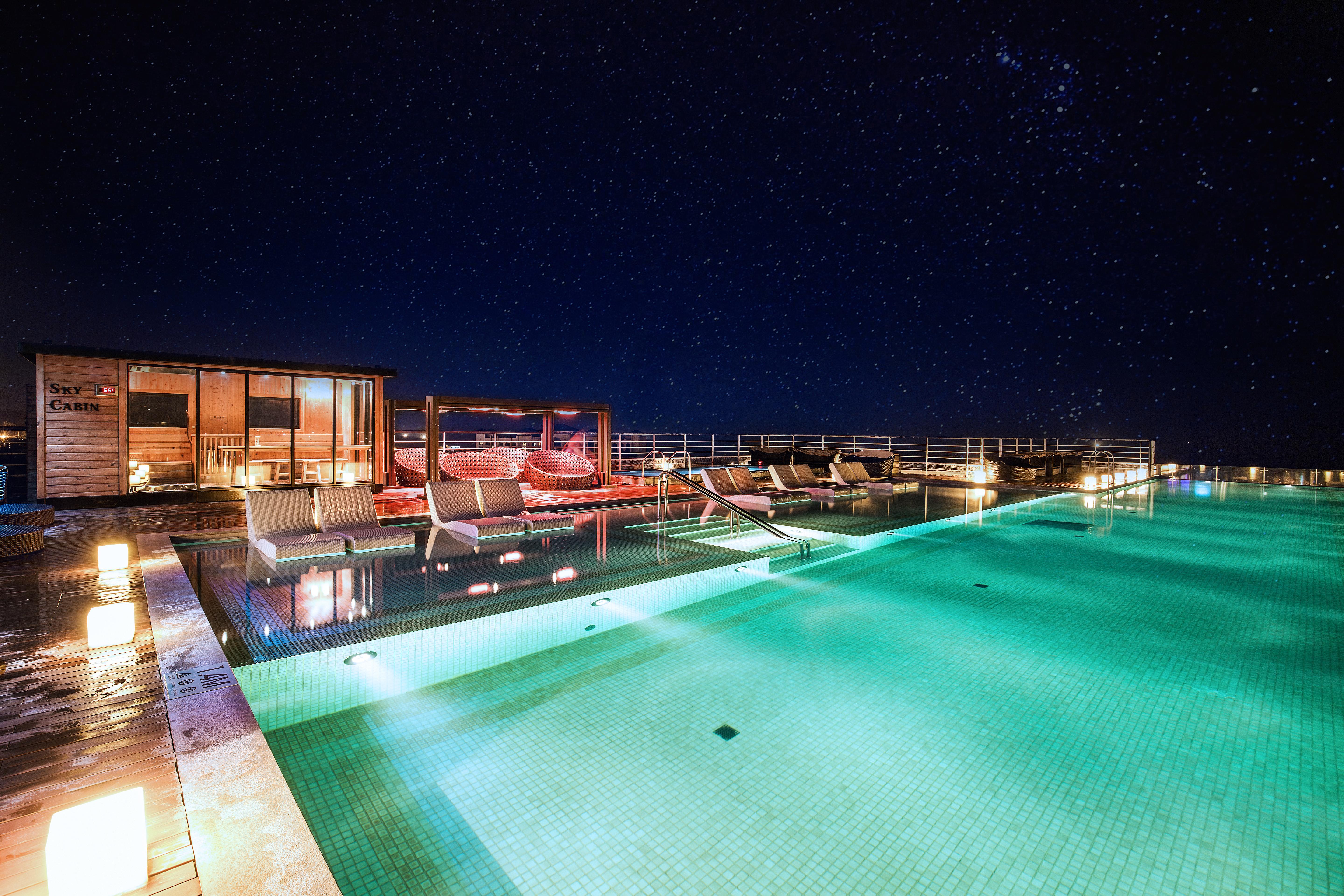 Kensington Jeju Hotel Buitenkant foto The rooftop pool at the hotel
