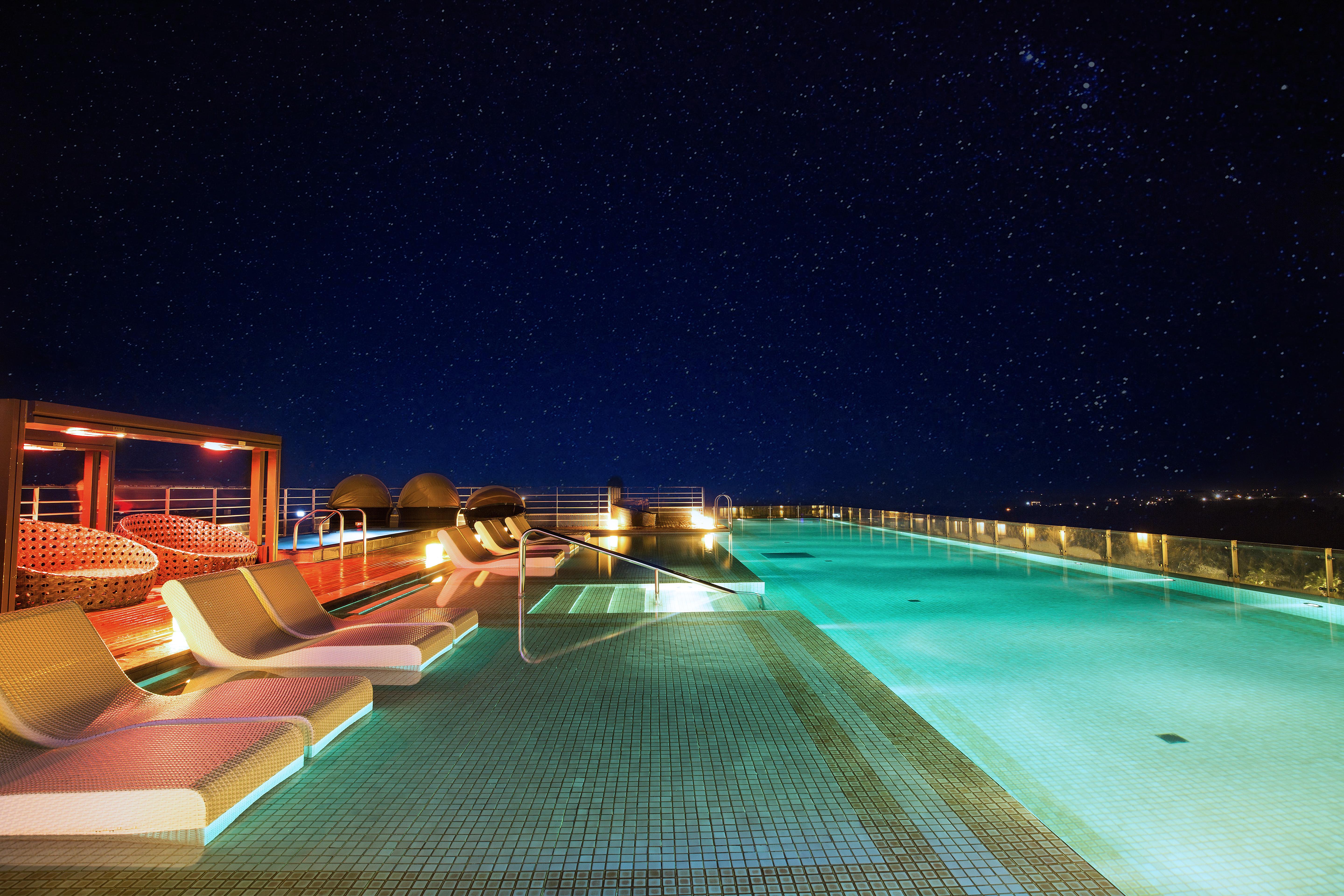 Kensington Jeju Hotel Buitenkant foto Rooftop pool at the hotel