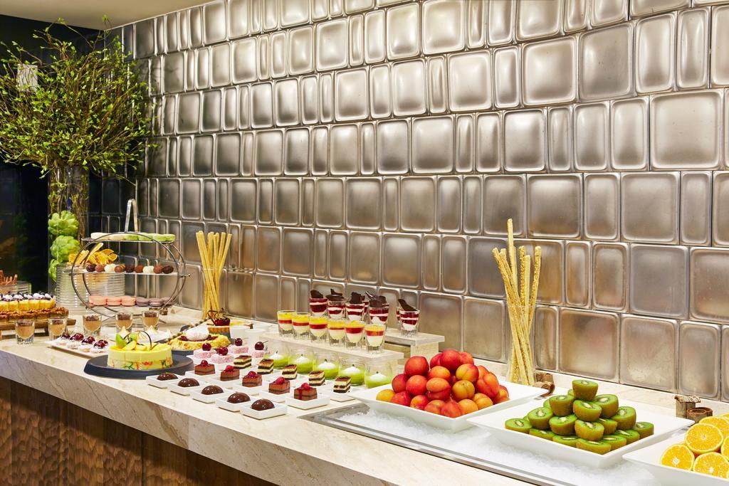 Kensington Jeju Hotel Buitenkant foto A dessert buffet