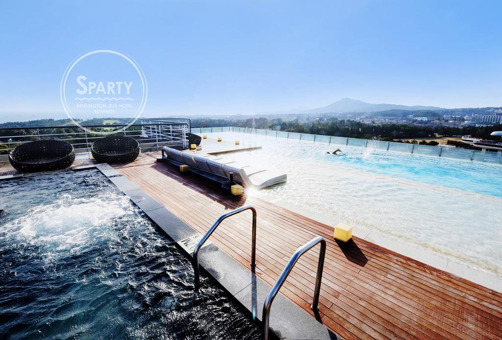 Kensington Jeju Hotel Buitenkant foto The pool at the top of the hotel