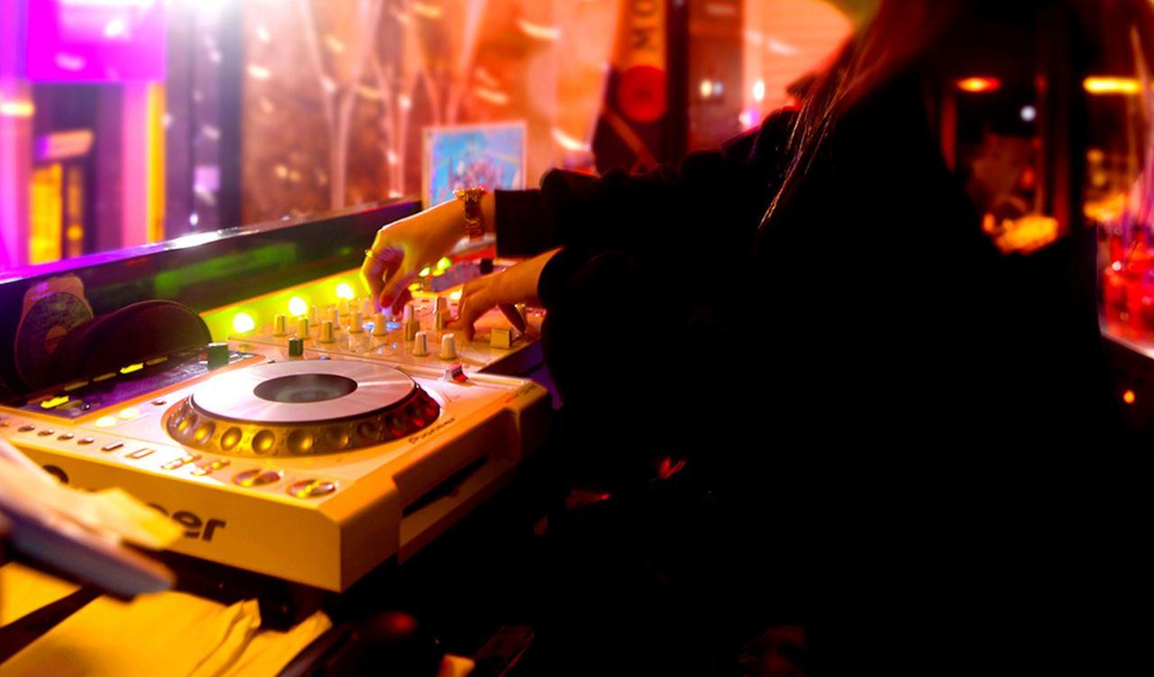 Kensington Jeju Hotel Buitenkant foto A DJ at work