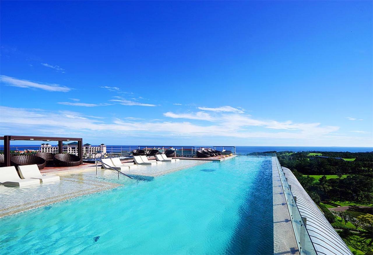 Kensington Jeju Hotel Buitenkant foto Infinity pool at the top of the hotel