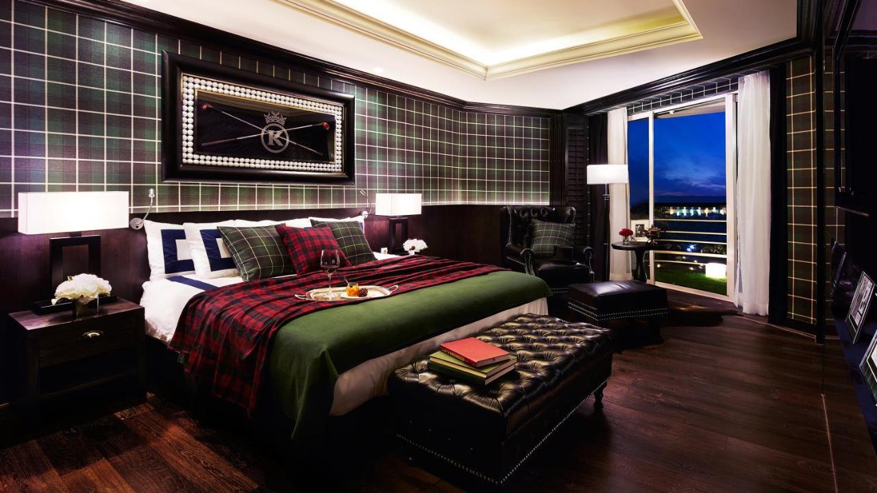 Kensington Jeju Hotel Buitenkant foto A bedroom at The Ivy Hotel